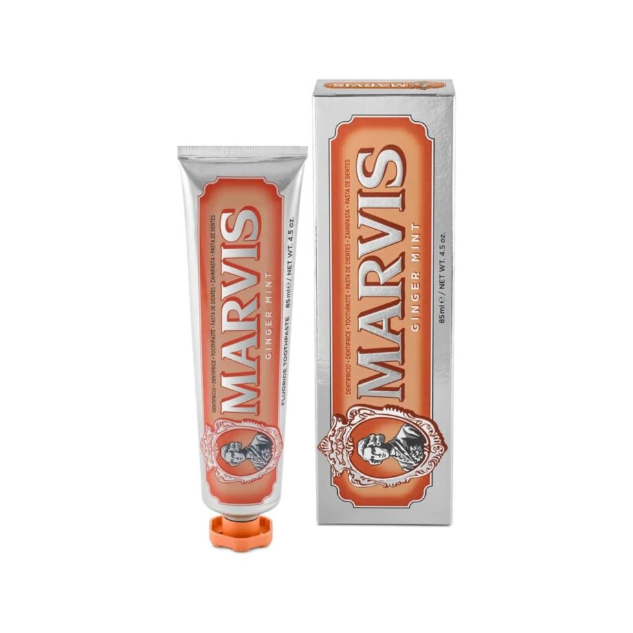 Marvis Ginger Mint Οδοντόκρεμα με Τζίντζερ, Μέντα & Ξυλιτόλη Τολμηρή, ελκυστική, ιδιαίτερη με μία λέξη: μοναδική. H Marvis ξεπερνά την έννοια της παραδοσιακής οδοντόκρεμας. Μεταμορφώνει τις απλές, καθημερινές στιγμές σε στιγμές απόλαυσης. Ανήκει σε έναν κόσμο που είναι ταυτόχρονα σύγχρονος, ανήσυχος και ανοιχτός σε νέες εμπειρίες. Ένα υπνωτικό παρασκεύασμα, αποπλανητικό, με αιχμηρή έκρηξη του τζίντερ και της μέντας. Η ζεστασιά του τζίντζερ συνδυάζεται με τη φρέσκια, καθαρή δροσιά της μέντας για ένα διακριτικά πικάντικο αποτέλεσμα που δημιουργεί την ατμόσφαιρα των τροπικών δασών. Η κλασική φόρμουλα Marvis έχει σχεδιαστεί για λευκά, προστατευμένα δόντια και ολοήμερη φρέσκια αναπνοή, καθώς και για την πρόληψη της τερηδόνας, της πέτρας και της πλάκας. ΧΡΗΣΗ Εφαρμόστε επαρκή ποσότητα οδοντόπαστας στην οδοντόβουρτσα και βουρτσίστε τα δόντια σας για τουλάχιστον 2 λεπτά. Ξεπλύνετε καλά τη στοματική κοιλότητα. Marvis Ginger Mint Οδοντόκρεμα με Τζίντζερ, Μέντα & Ξυλιτόλη, 85ml