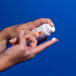 ANTHELIOS-AGE-CORRECT-SPF50-2-2.jpg