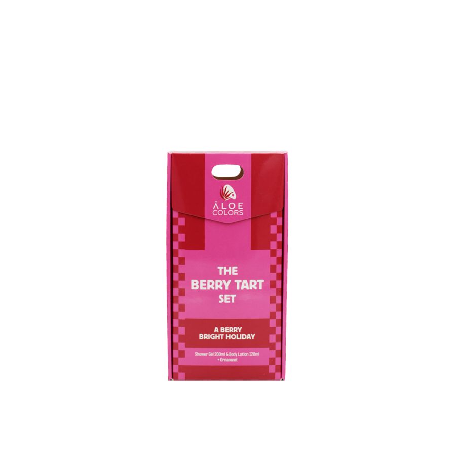 Σαν μια φρεσκοψημένη γιορτινή τάρτα. Το The Berry Tart Set από την Aloe Colors μοσχοβολά μύρτιλα, φράουλες και χριστουγεννιάτικη γλυκύτητα. Περιλαμβάνει αφρόλουτρο και γαλάκτωμα σώματος που φέρνουν φρεσκάδα και χαρά στο δέρμα, καθώς και ένα στολίδι-δώρο, τόσο χαριτωμένο όσο και το άρωμά του