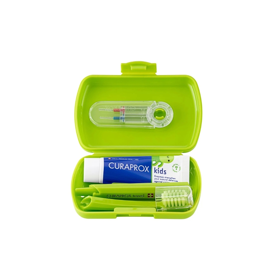 Curaprox Travel Set Kids Πράσινο Οδοντόβουρτσα CS 5500 + Παιδική Οδοντόκρεμα 10 ml + 2 Μεσοδόντια Βουρτσάκια